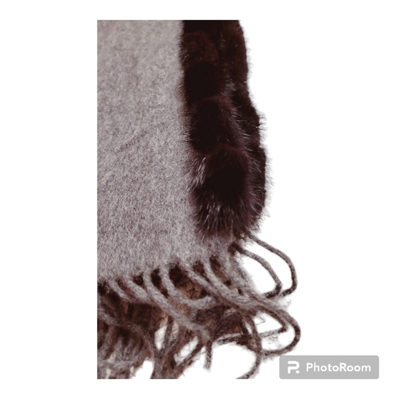 MITCHIE'S 90% Wool & 10% Cashmere Wrap with MINK Fur - Picture 11 of 13